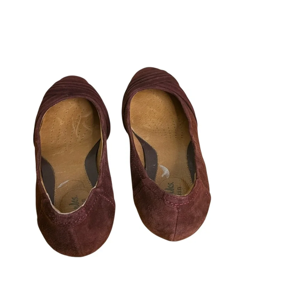 Clarks Artisan Burgundy Suede Pleated Ballet Flats Womens Size 6M Comfort Casual